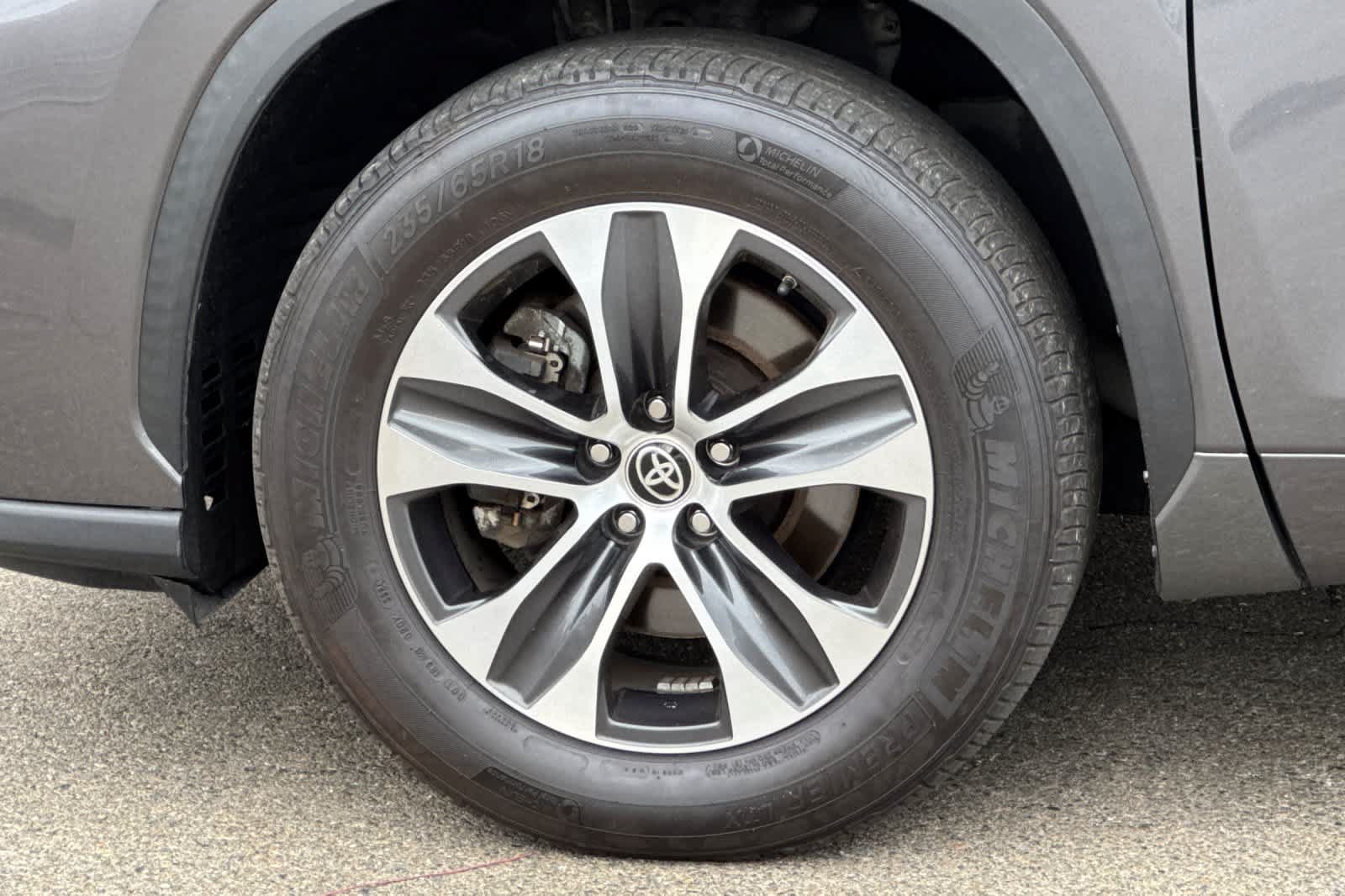 Used 2021 Toyota Highlander XLE FWD image 13