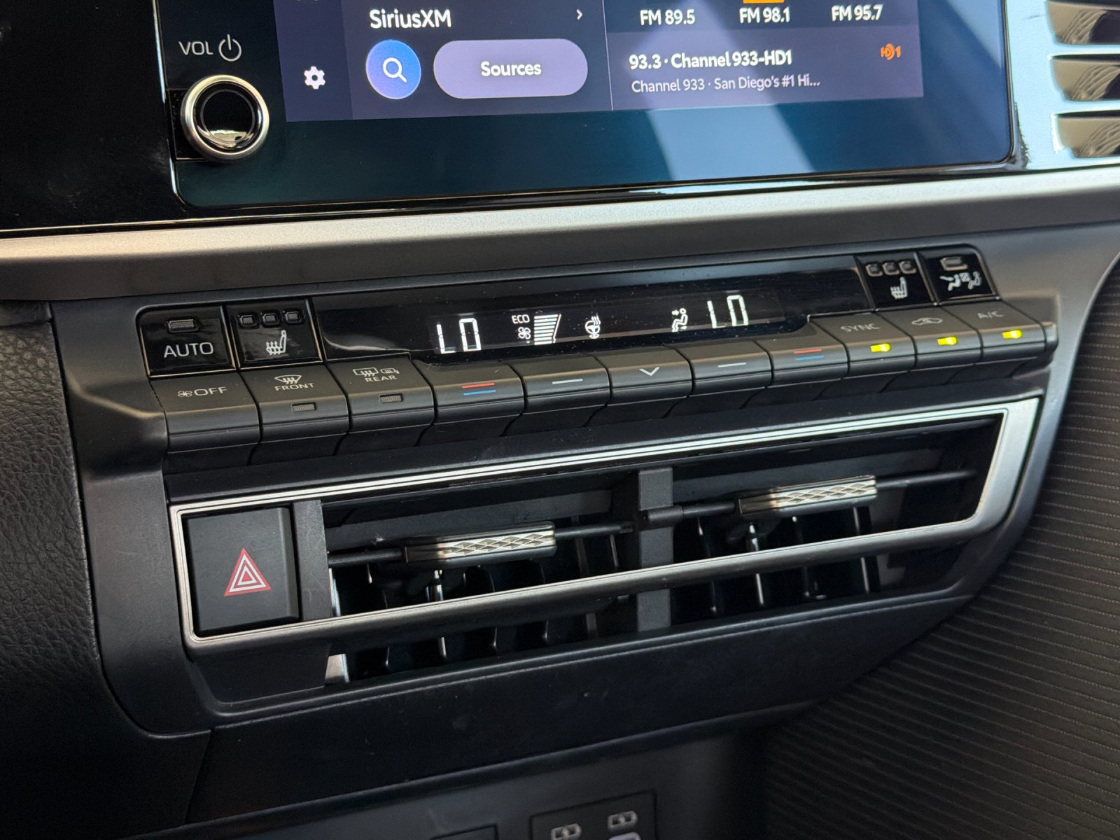 Used 2025 Toyota Camry SE w/ Convenience Package FWD image 17