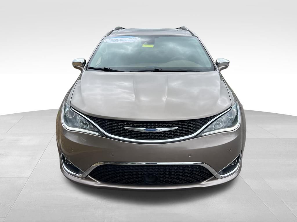 Used 2018 Chrysler Pacifica Limited w/ Tire & Wheel Group FWD image 3