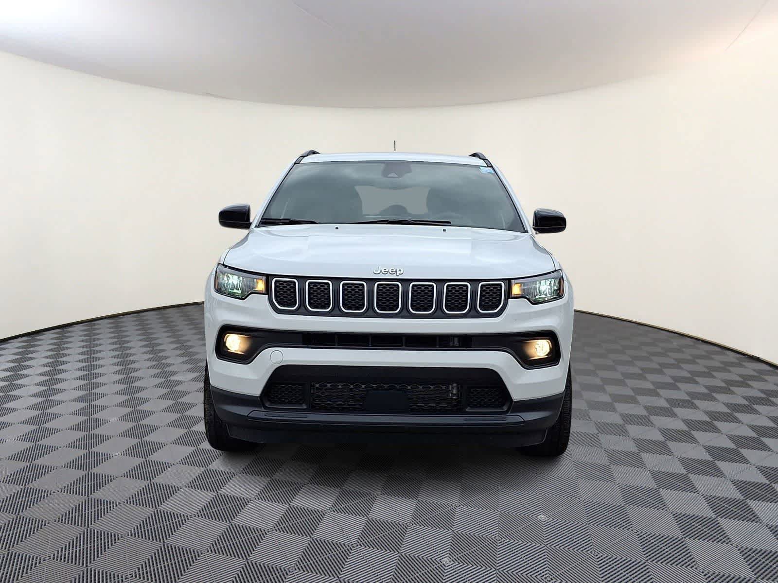 Used 2023 Jeep Compass Latitude image 3