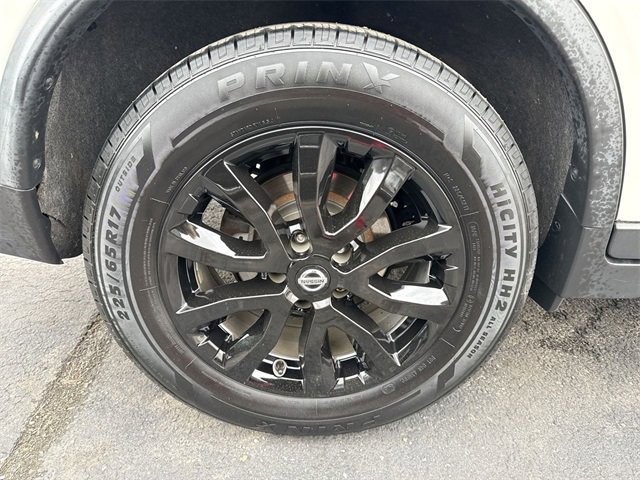 Used 2018 Nissan Rogue SV w/ Sun & Sound Touring Package image 4