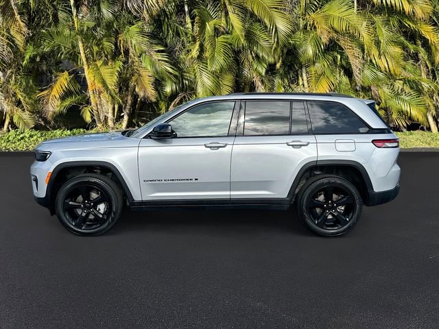 Used 2024 Jeep Grand Cherokee Limited w/ Black Appearance Package AWD/4WD image 8