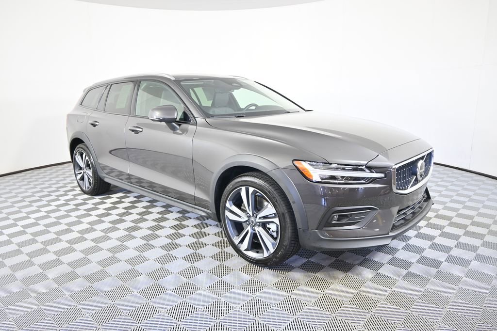 Used 2025 Volvo V60 B5 Cross Country Plus AWD/4WD image 9