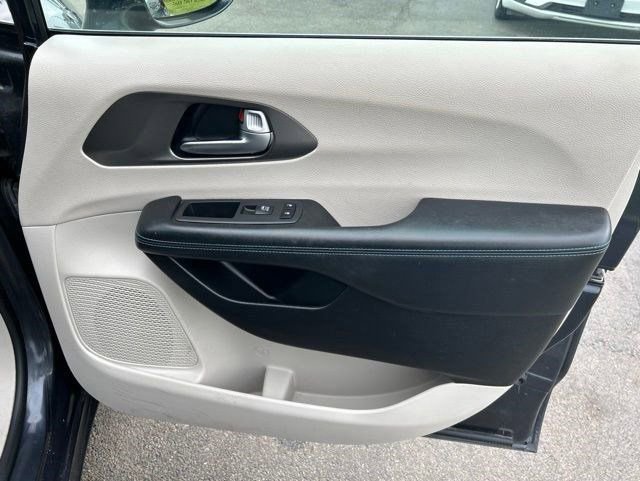 Used 2021 Chrysler Pacifica Touring-L FWD image 42