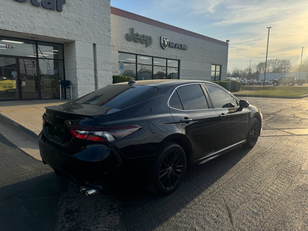 Used 2021 Toyota Camry SE image 2