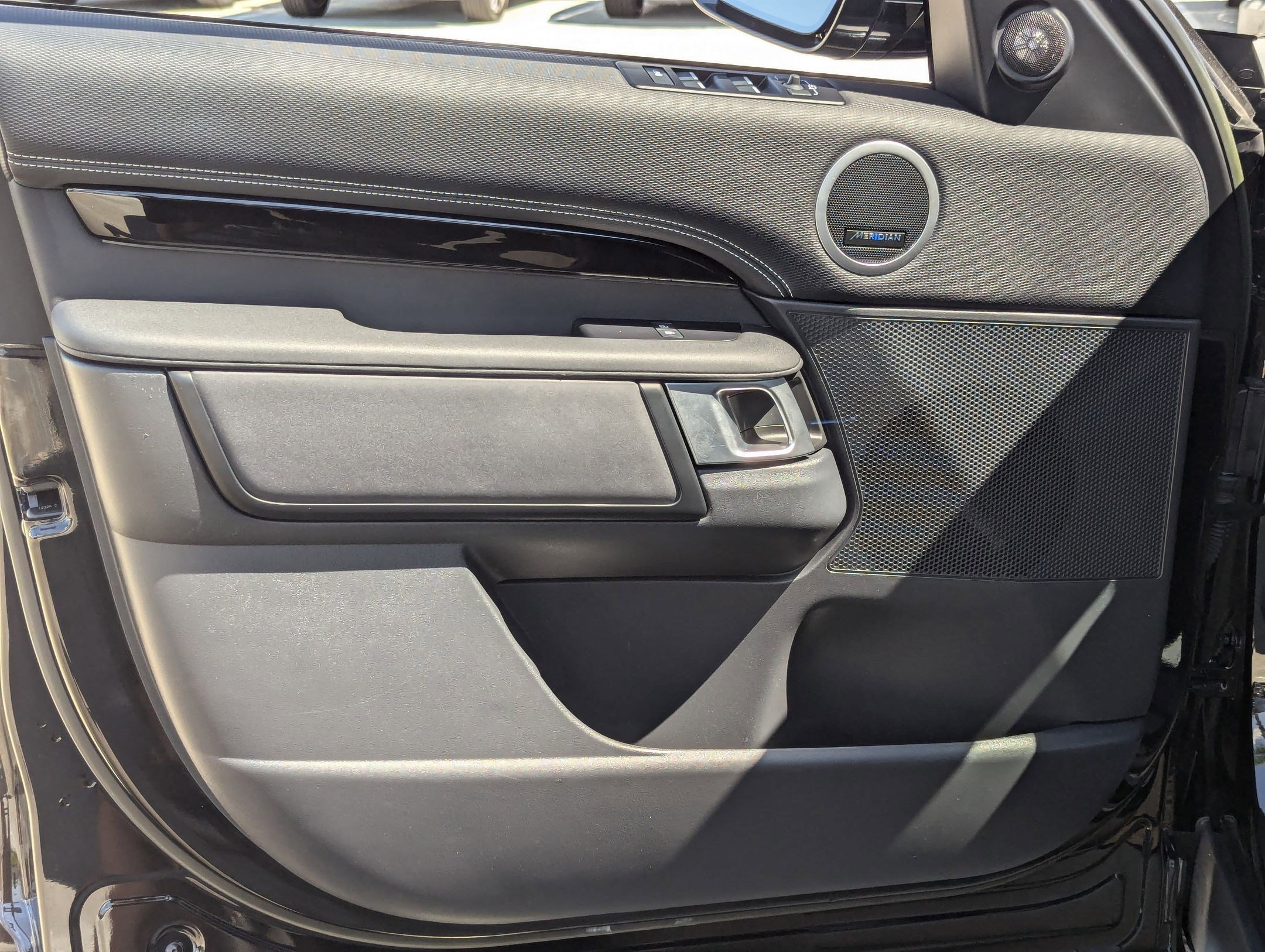 Used 2023 Land Rover Discovery S R-Dynamic image 14