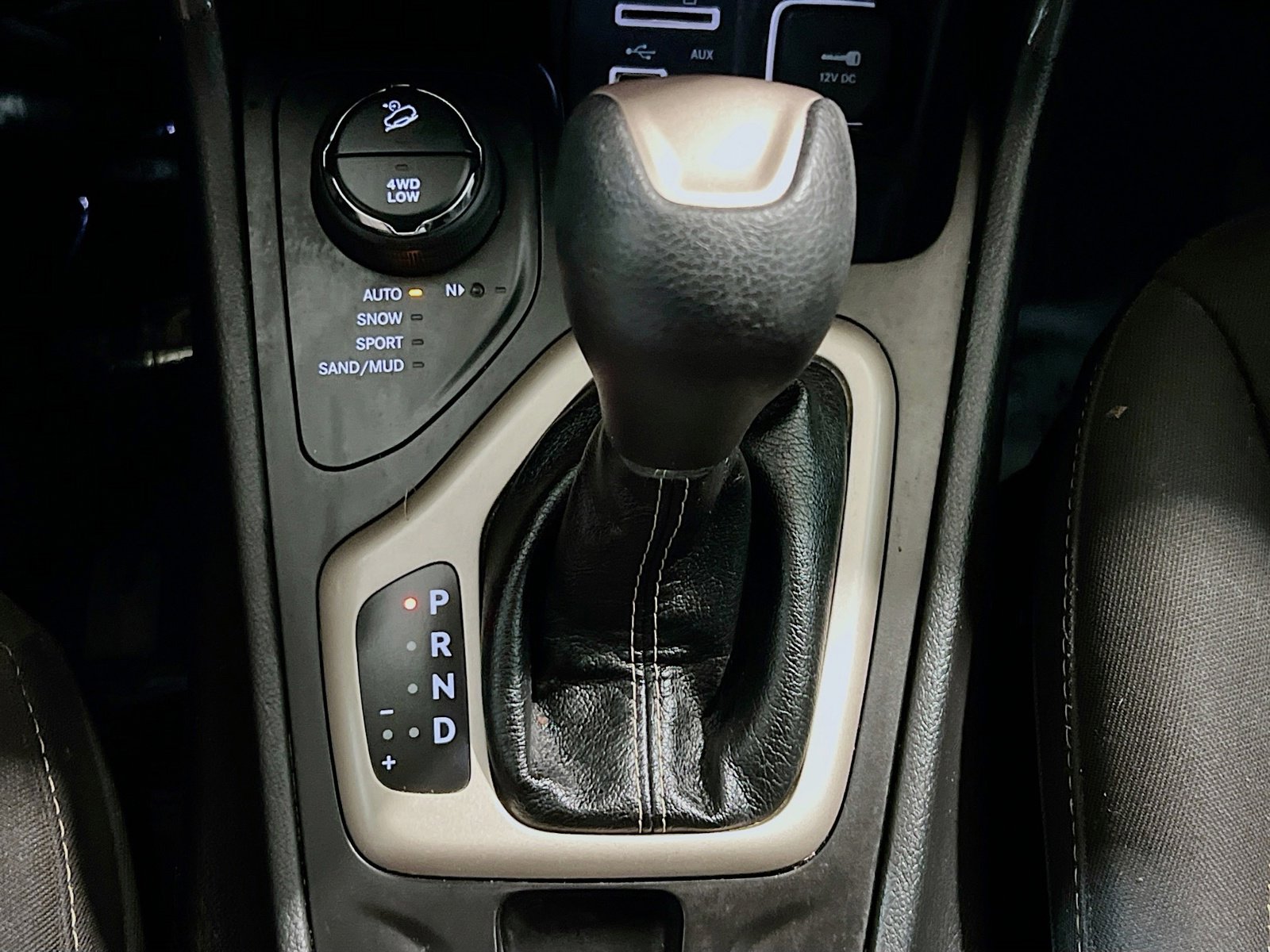Used 2017 Jeep Cherokee Latitude w/ Comfort/Convenience Group AWD/4WD image 12