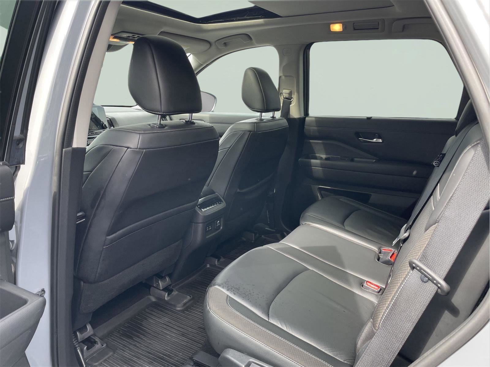 Used 2022 Nissan Pathfinder SL AWD/4WD image 16