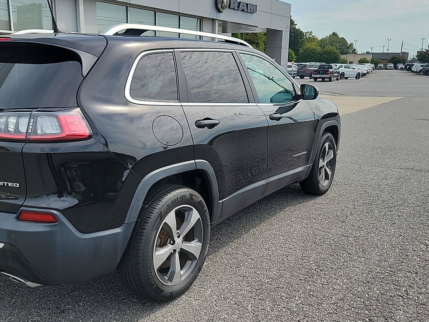 Certified 2019 Jeep Cherokee Limited AWD/4WD image 13