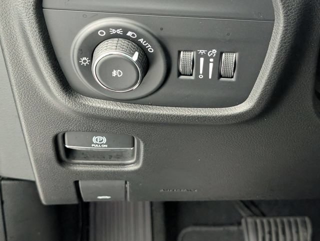 Used 2022 Jeep Grand Cherokee Limited w/ Luxury Tech Group II AWD/4WD image 15