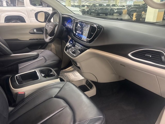 Used 2024 Chrysler Pacifica Touring-L image 9