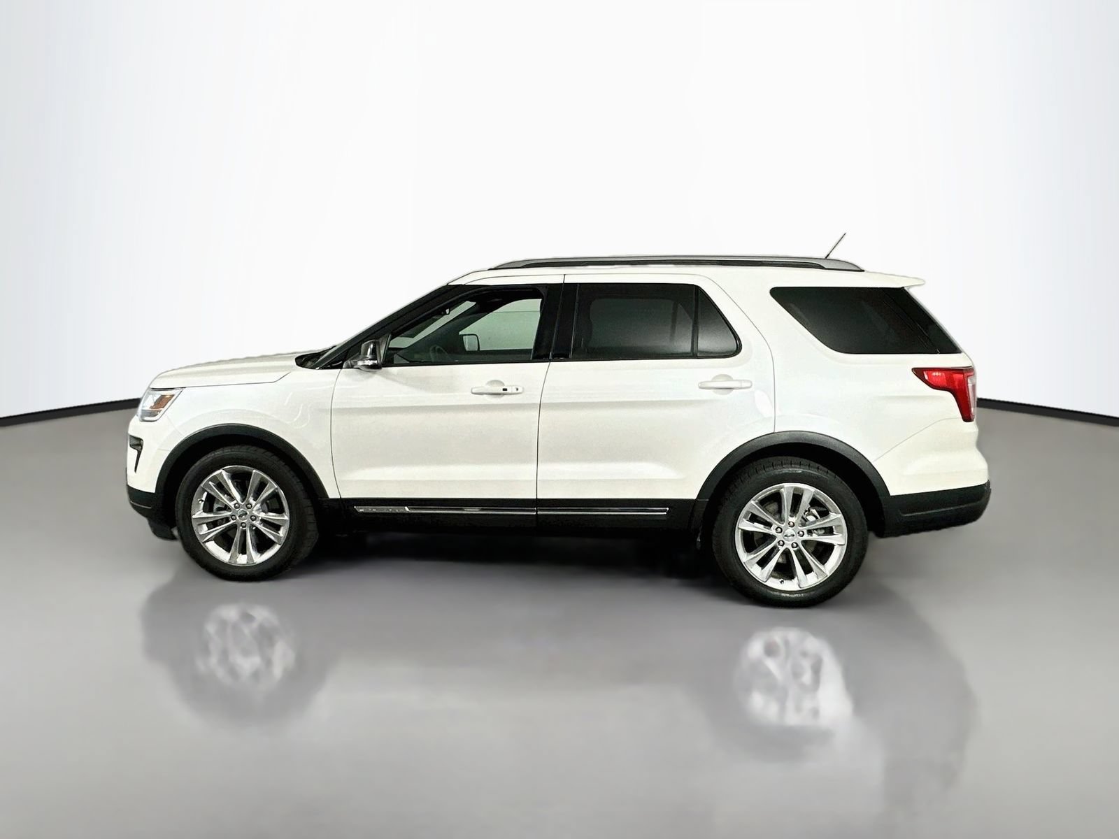 Used 2018 Ford Explorer XLT w/ Equipment Group 202A FWD image 5
