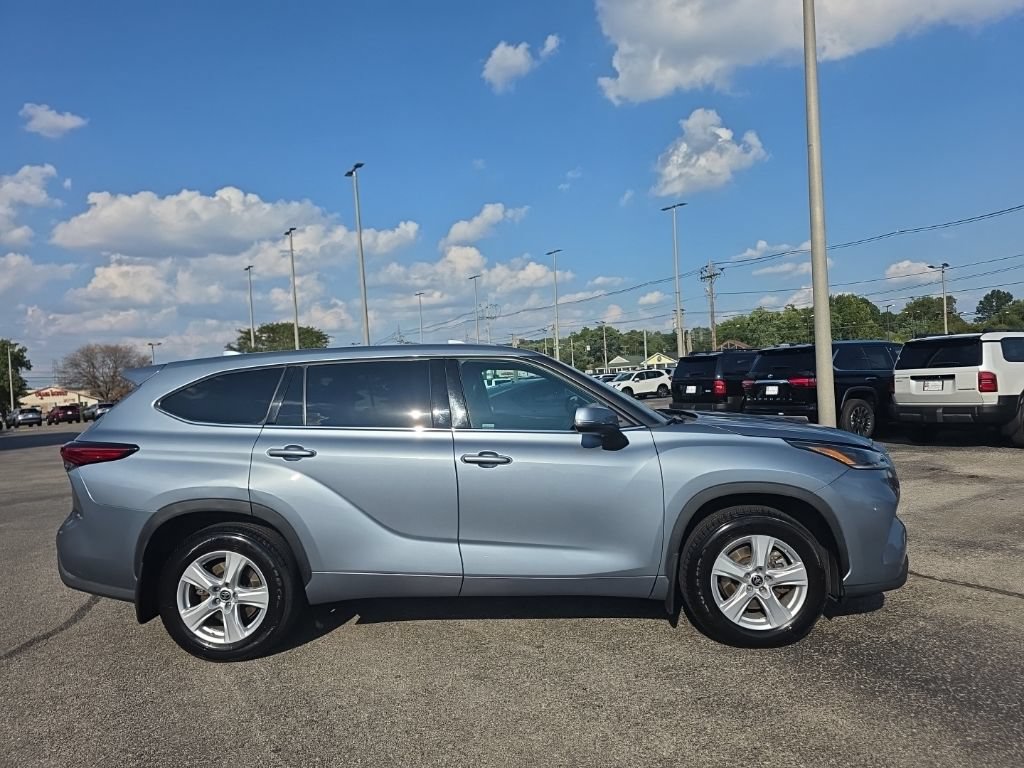 Used 2021 Toyota Highlander LE AWD/4WD image 3