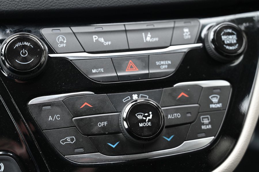 Used 2023 Chrysler Pacifica Touring-L FWD image 26