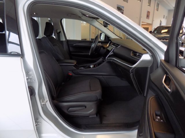Certified 2024 Jeep Grand Cherokee Laredo RWD image 18
