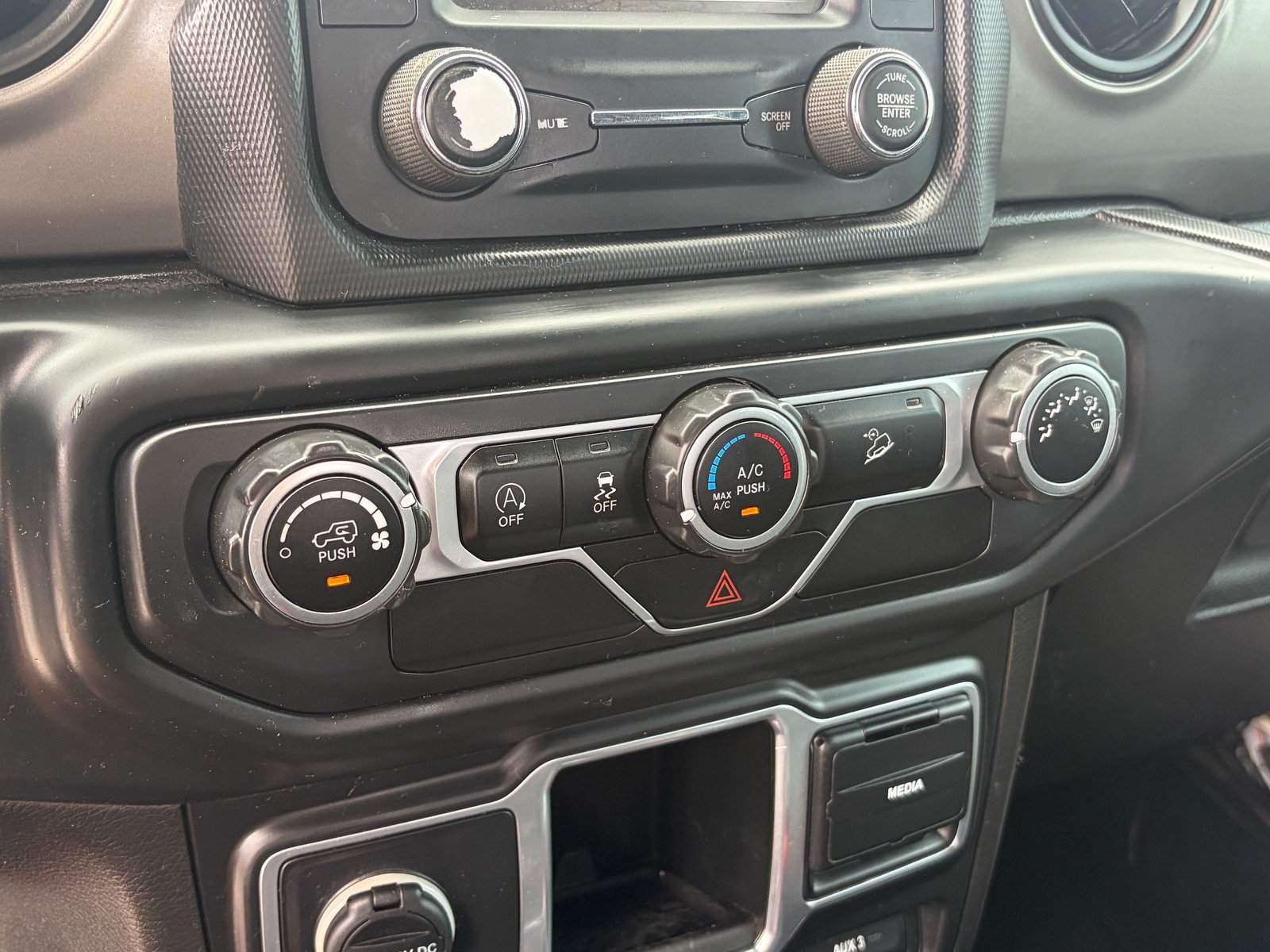 Used 2018 Jeep Wrangler Unlimited Sport AWD/4WD image 23