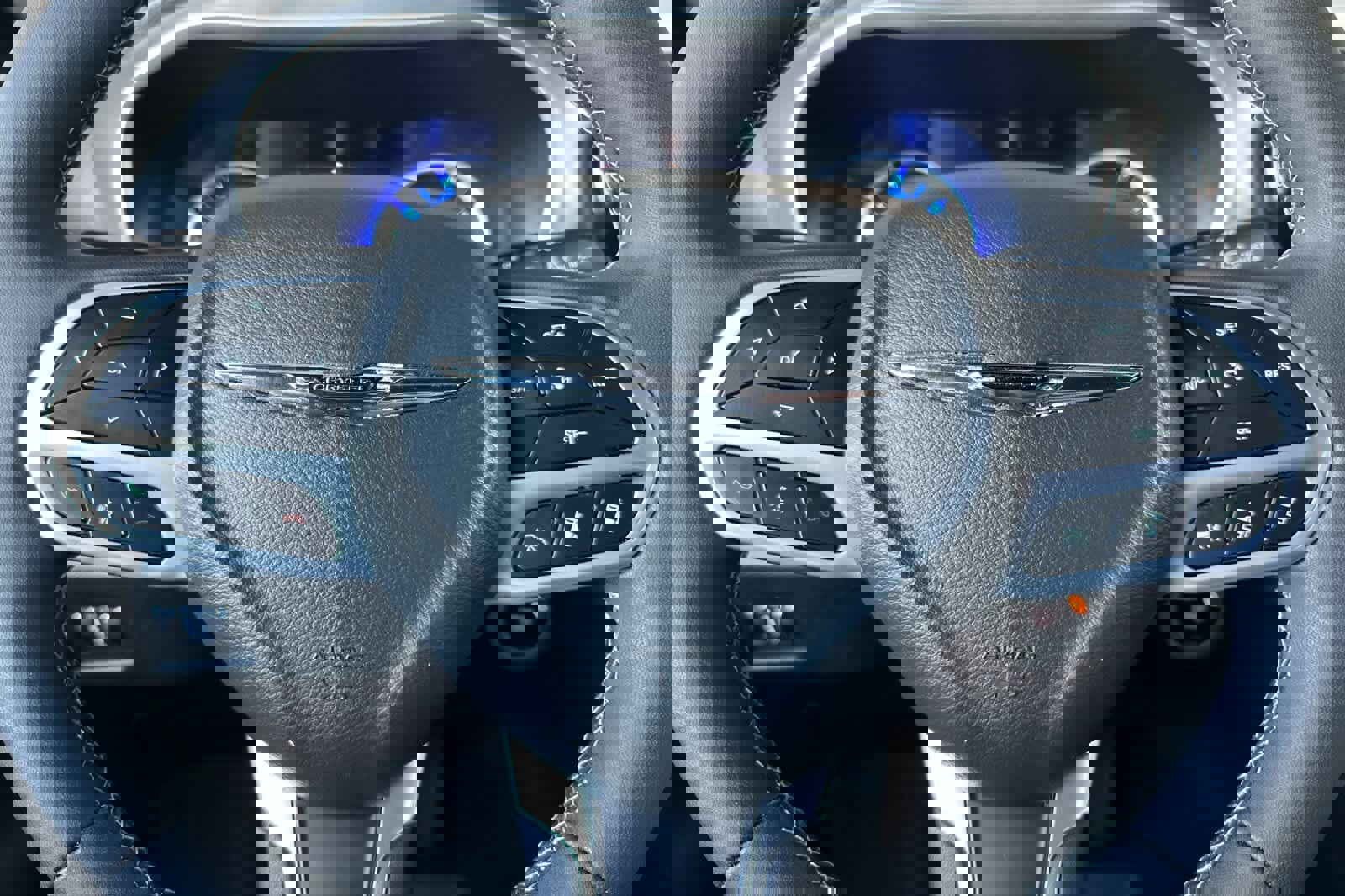 Used 2025 Chrysler Pacifica Select w/ Uconnect Theater Family Group image 26