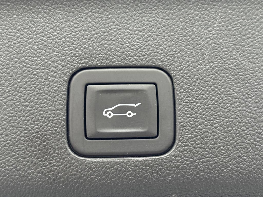 Used 2023 Chevrolet Suburban Premier AWD/4WD image 17