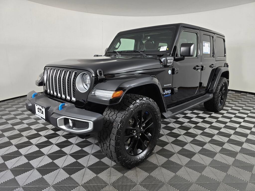 Used 2023 Jeep Wrangler Unlimited Sahara w/ Cold Weather Group AWD/4WD image 7