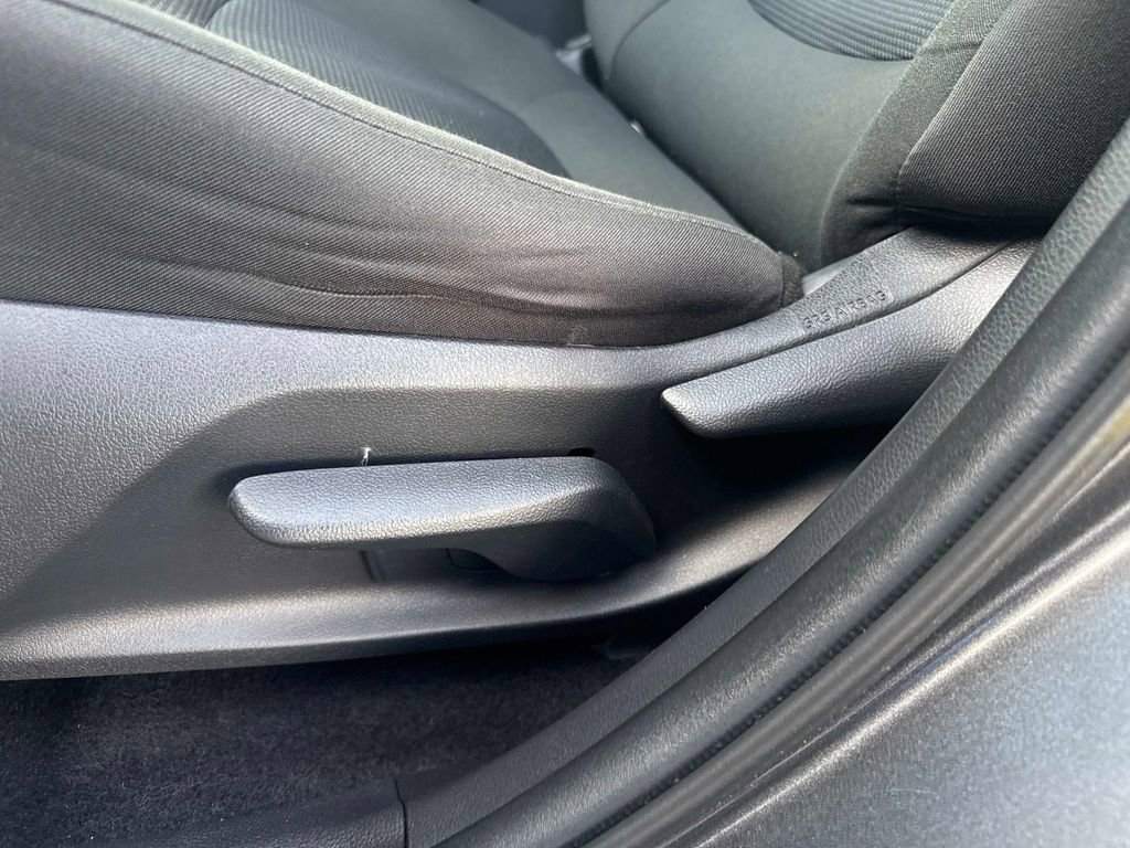 Used 2021 Toyota RAV4 LE image 19