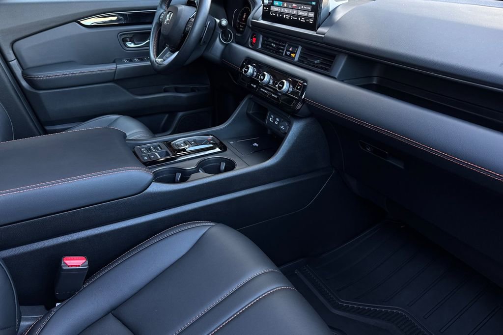 Used 2025 Honda Pilot TrailSport image 19