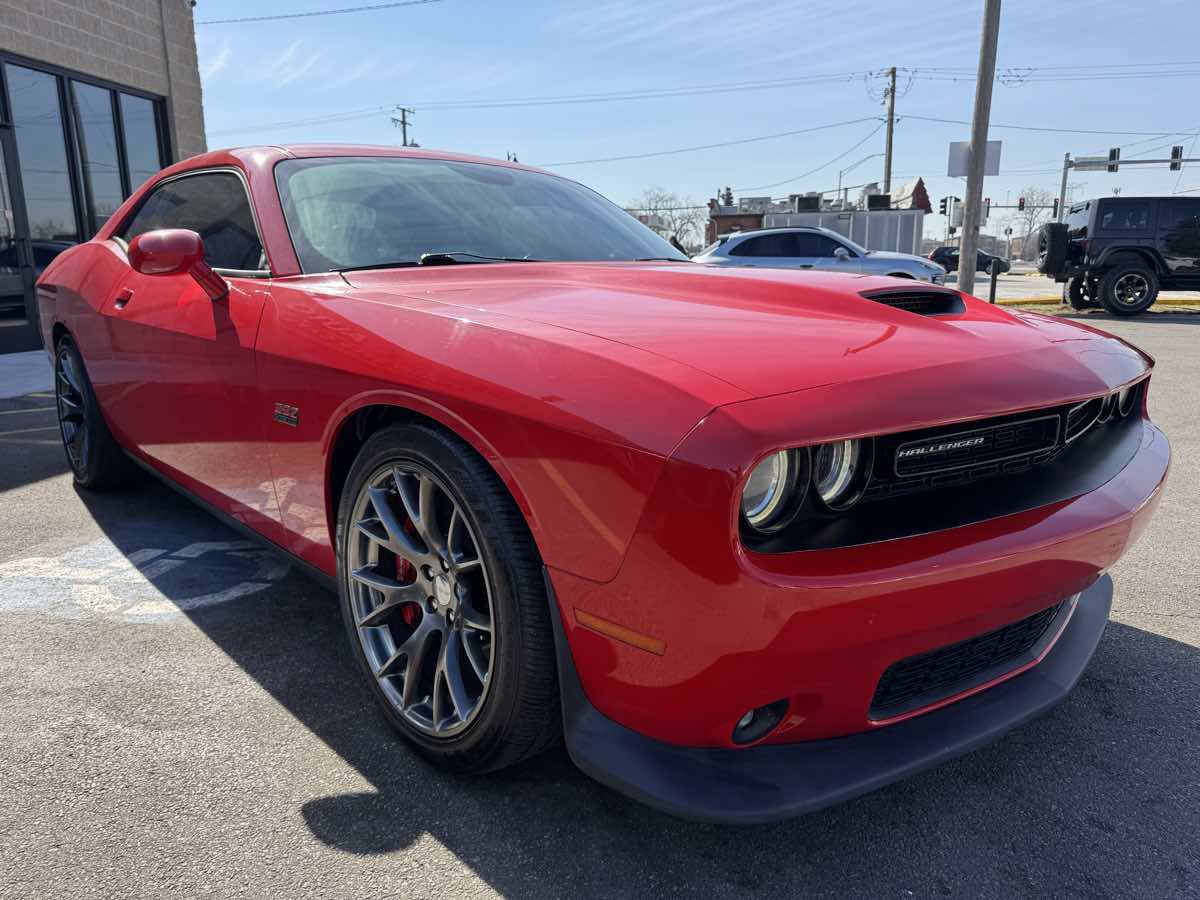 Used 2015 Dodge Challenger SRT image 4