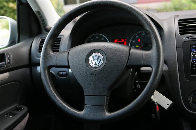 Used 2009 Volkswagen Rabbit S FWD image 18