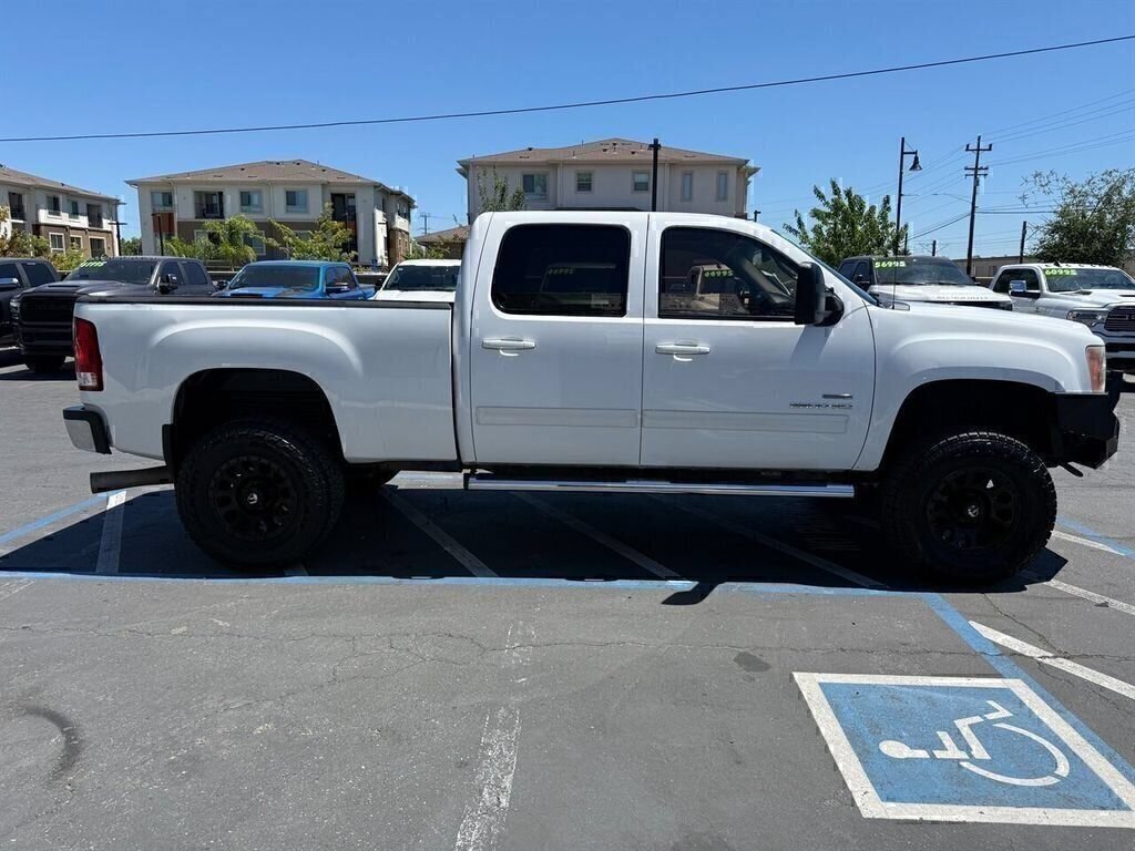 Used 2010 GMC Sierra 2500 SLT w/ SLT Convenience Package AWD/4WD image 4
