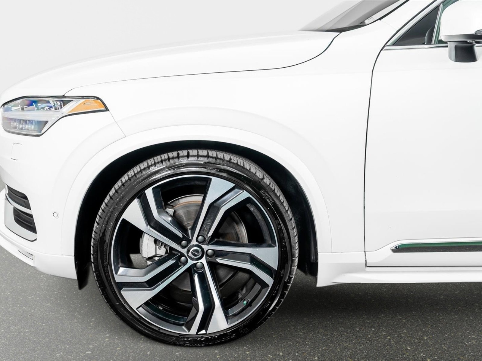 Used 2025 Volvo XC90 B6 Ultra w/ Protection Package Premier image 18