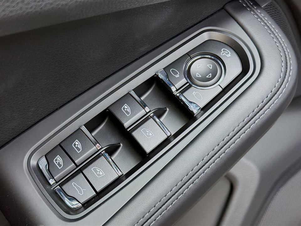 New 2026 Porsche Macan AWD/4WD image 20