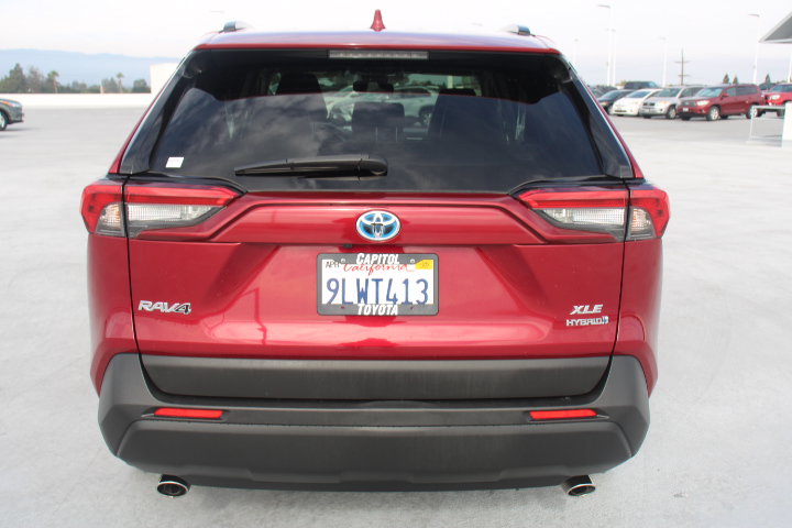 Certified 2021 Toyota RAV4 XLE w/ Convenience Package AWD/4WD image 4