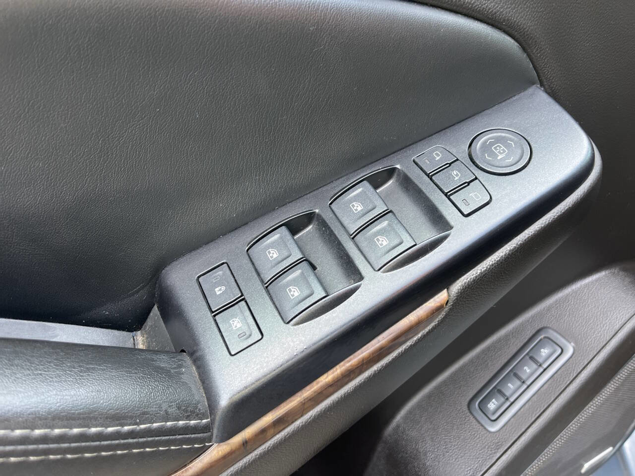 Used 2015 Chevrolet Suburban LT image 15