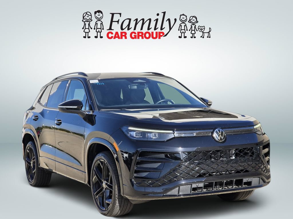 Used 2025 Volkswagen Tiguan SE R-Line AWD/4WD image 2