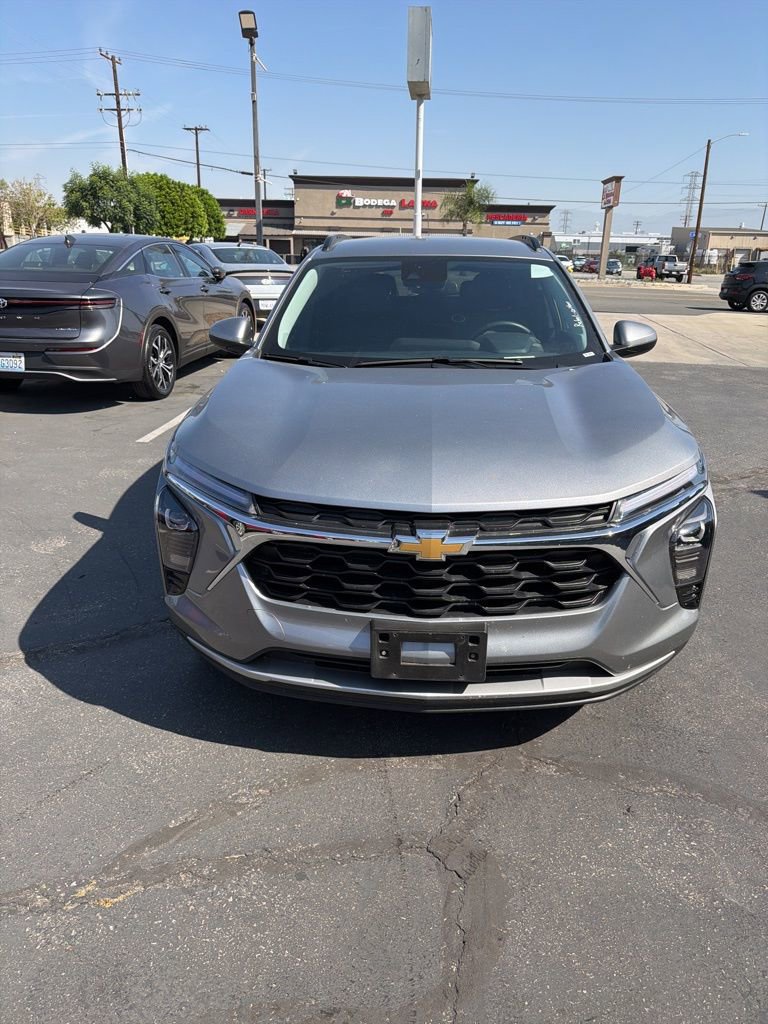 Used 2025 Chevrolet Trax LT w/ LT Convenience Package image 3