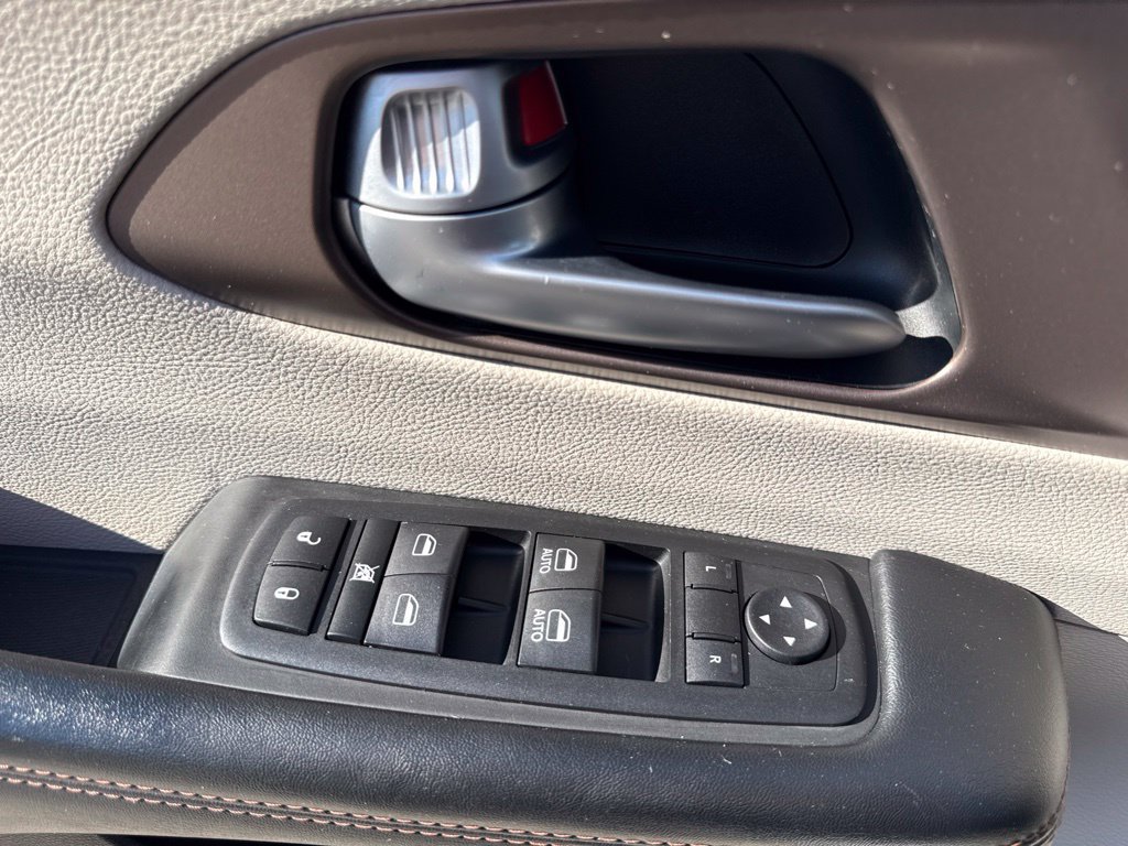 Used 2017 Chrysler Pacifica Touring-L w/ Tire & Wheel Group FWD image 21