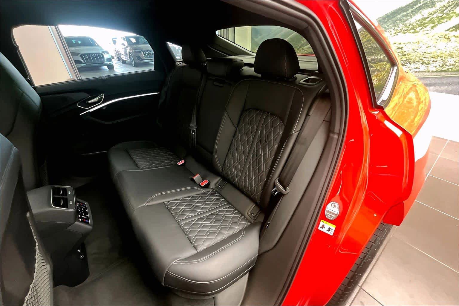Used 2024 Audi SQ8 e-tron Prestige w/ Prestige Package AWD/4WD image 19