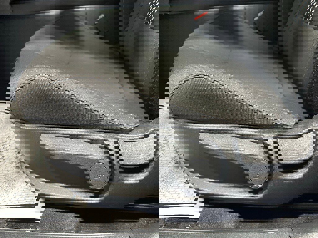 Used 2025 Hyundai Elantra SEL w/ Cargo Package image 12