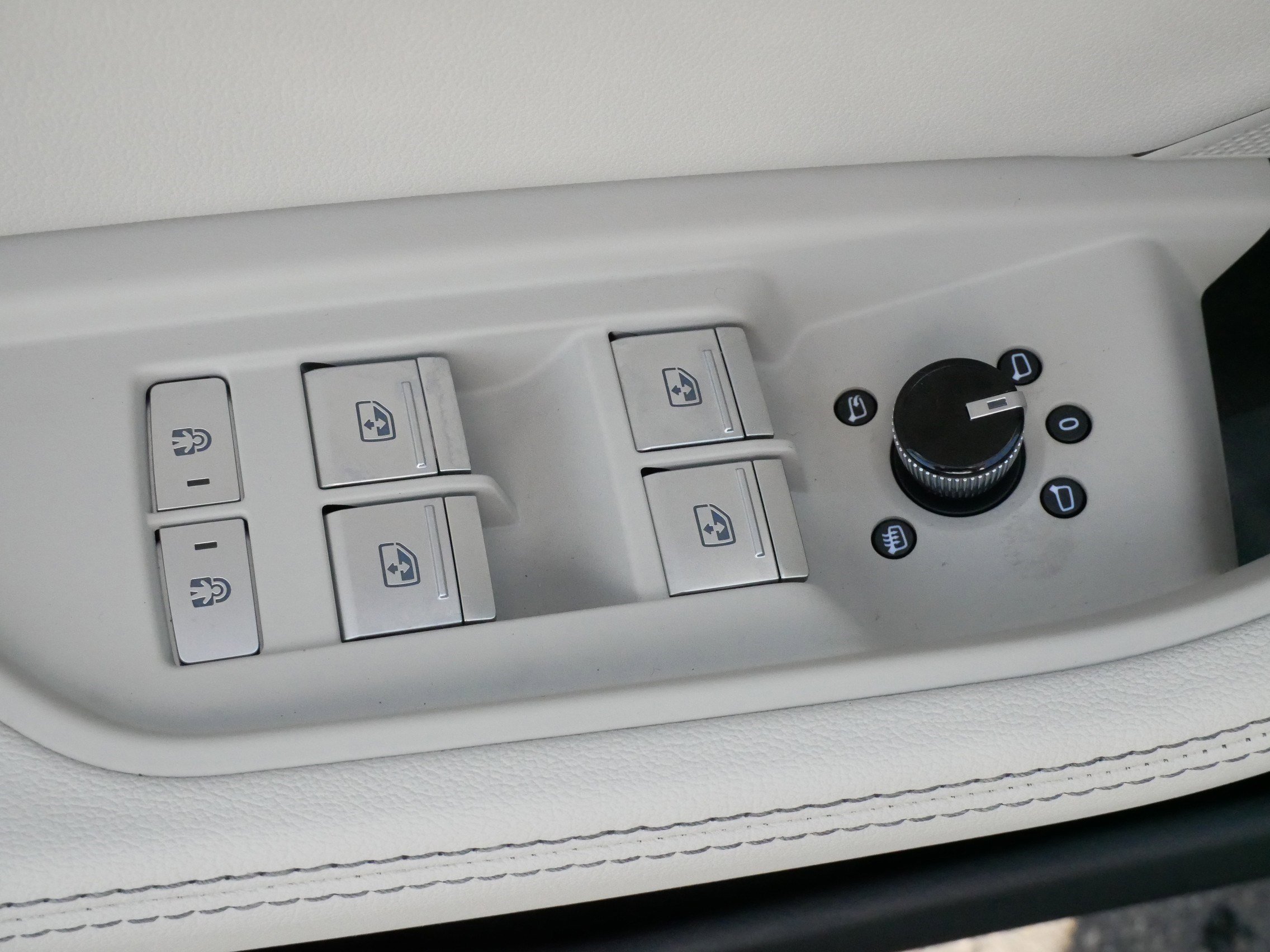 Used 2024 Audi Q8 e-tron Premium Plus image 19