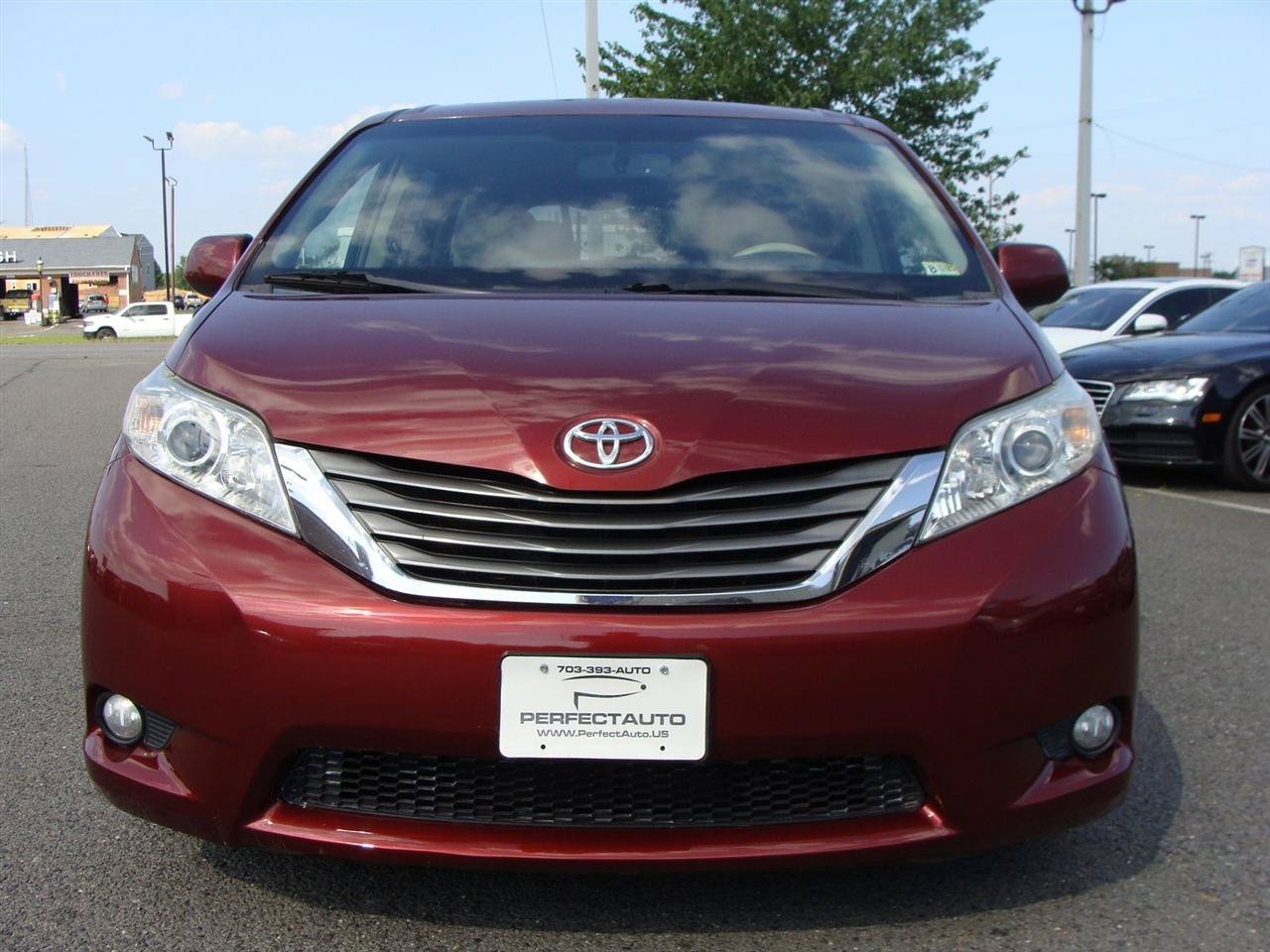 Used 2014 Toyota Sienna XLE FWD image 2