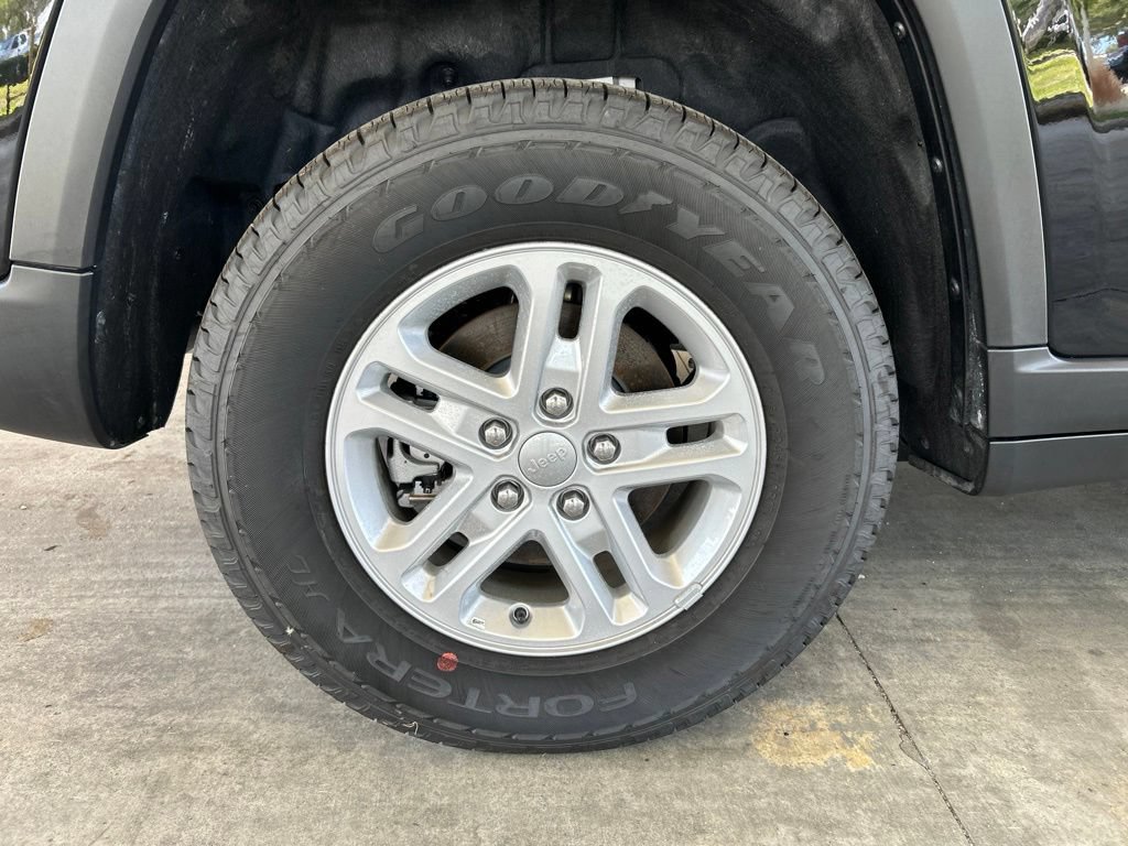 Used 2025 Jeep Grand Cherokee Laredo AWD/4WD image 19