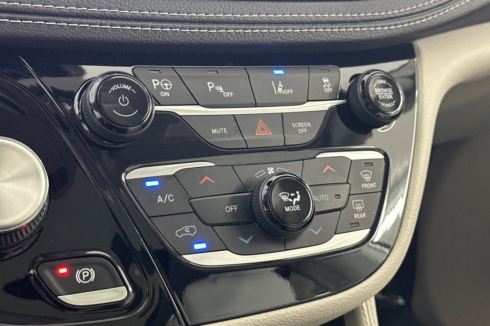 Used 2021 Chrysler Pacifica Limited w/ Uconnect Theater Family Group FWD image 18