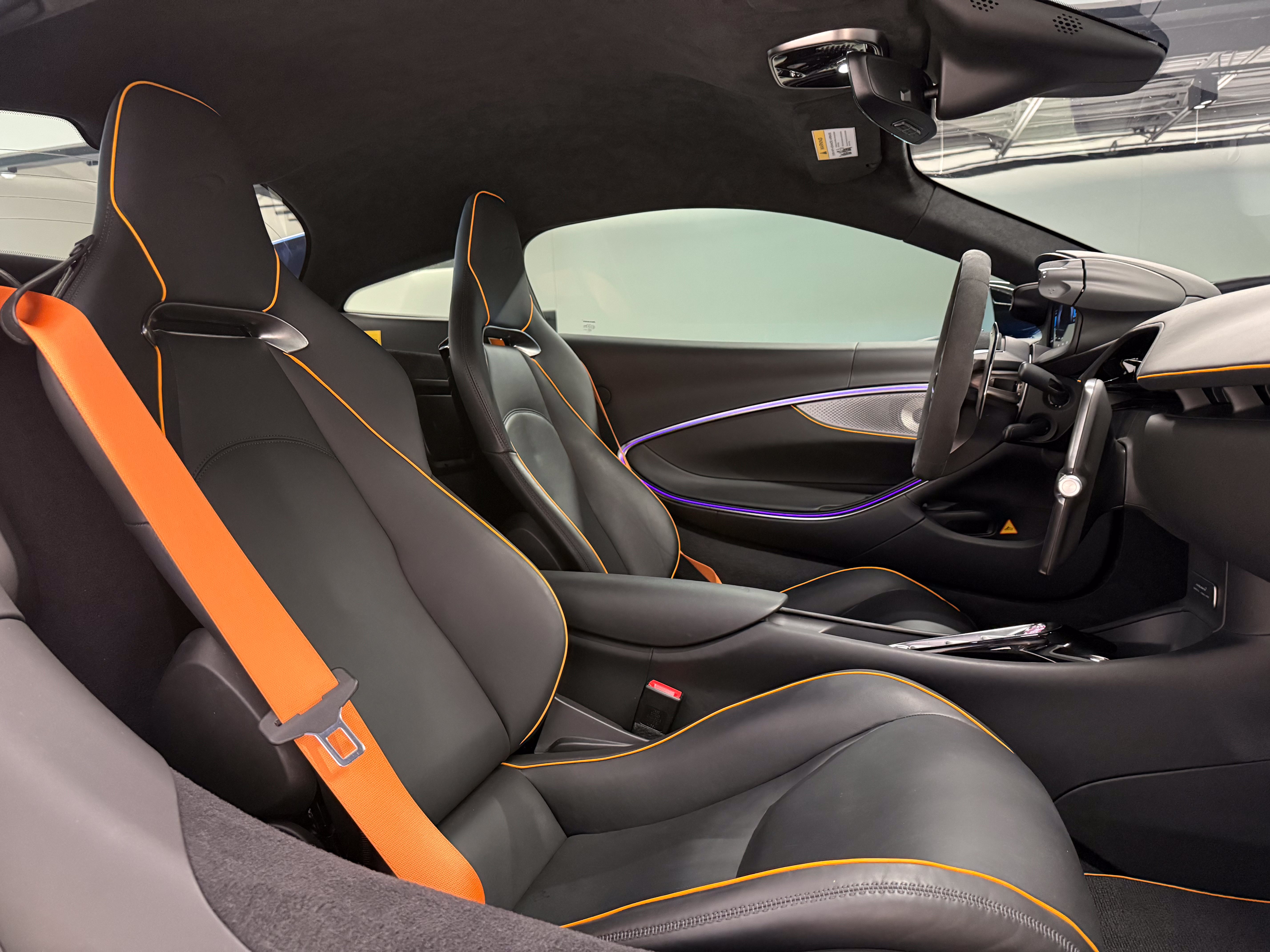 Used 2024 McLaren Artura RWD image 21