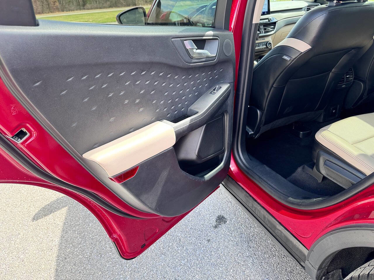 Used 2020 Ford Escape Titanium image 5