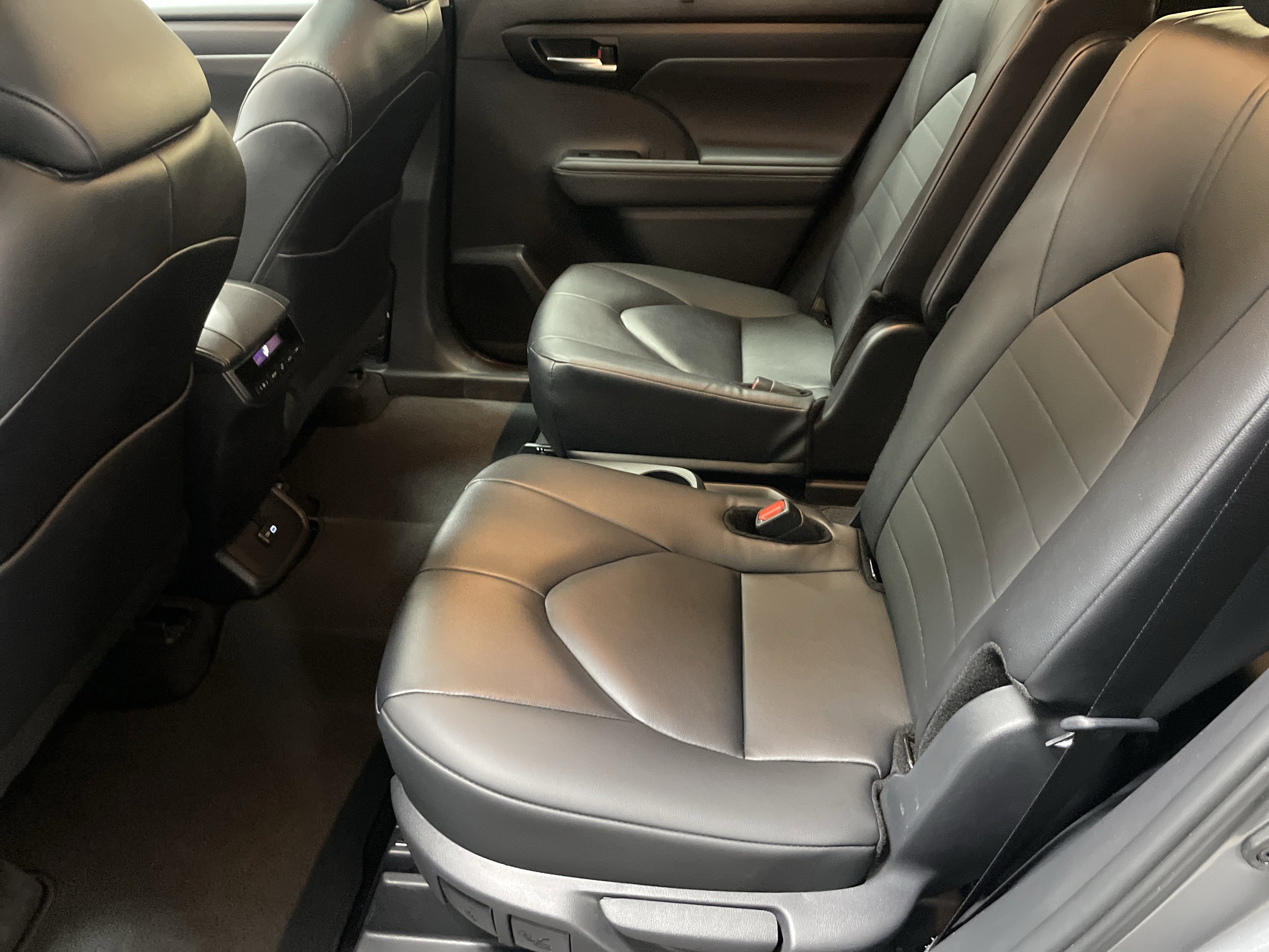 Used 2026 Toyota Highlander XLE image 32