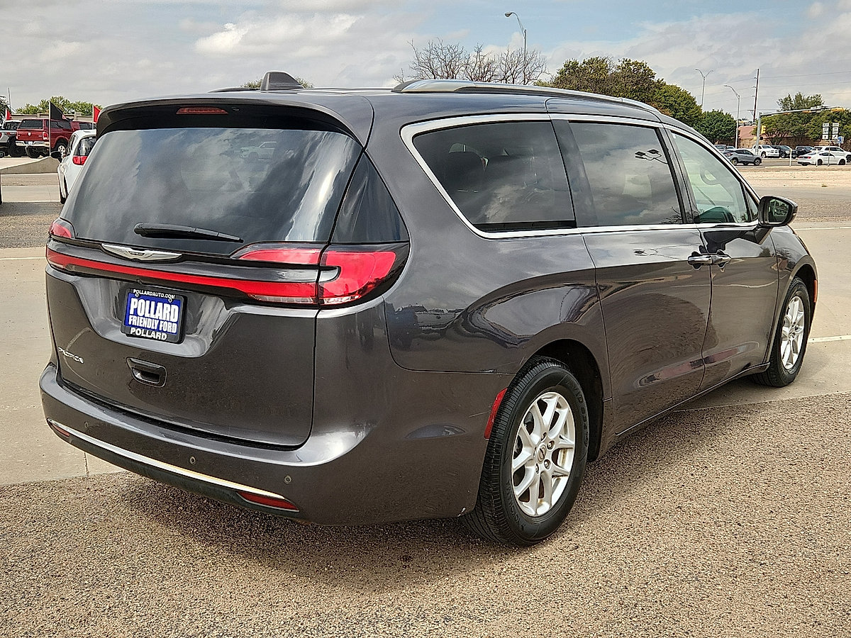 Used 2021 Chrysler Pacifica Touring-L FWD image 4