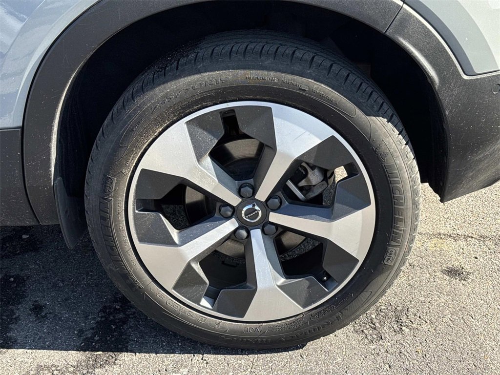Used 2024 Volvo XC40 B5 Plus image 9