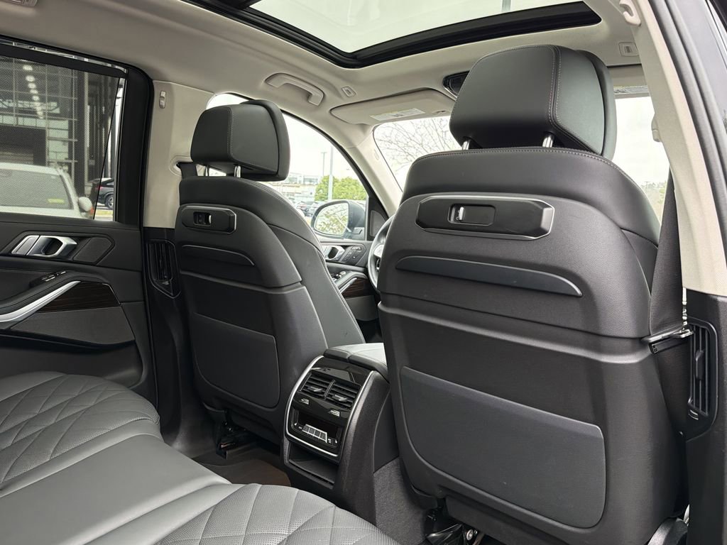 Used 2025 BMW X7 xDrive40i w/ Premium Package image 19