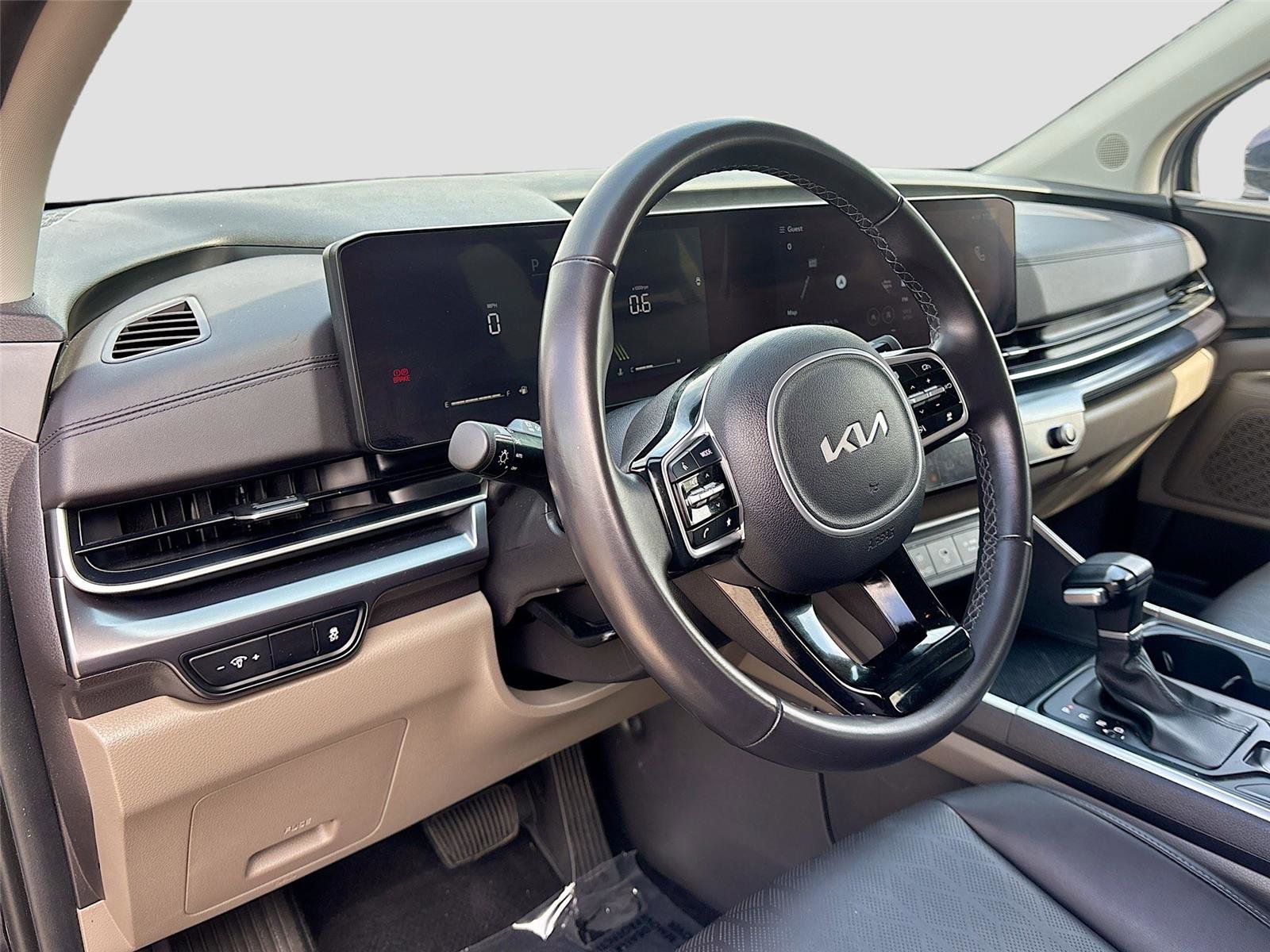 Used 2025 Kia Carnival image 9