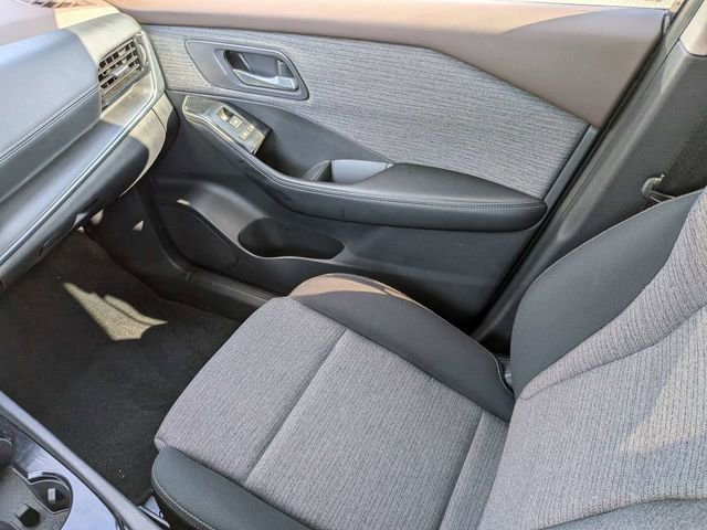 Used 2022 Nissan Rogue SV image 16