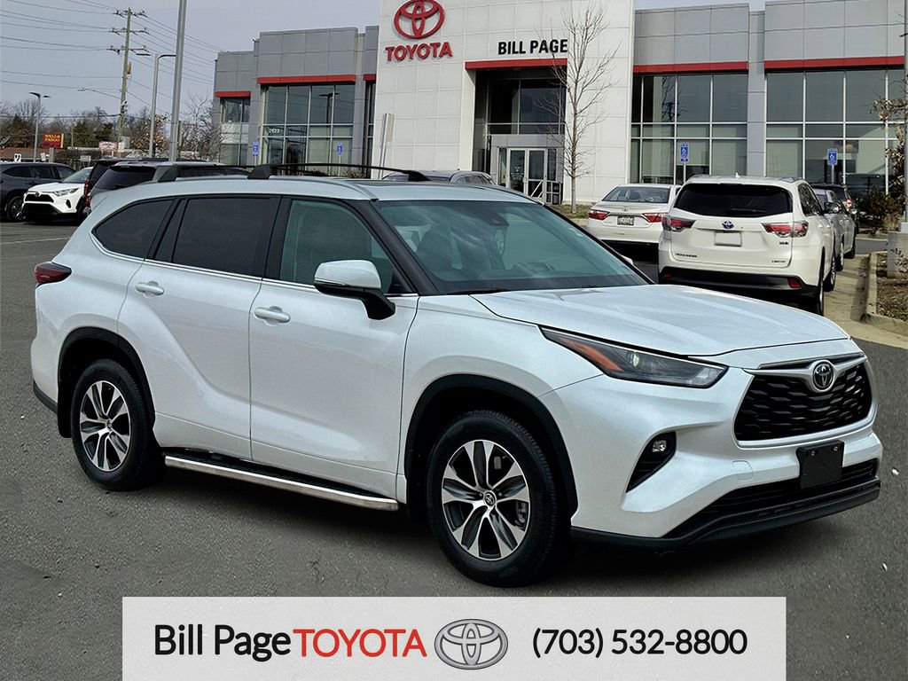Used 2024 Toyota Highlander XLE AWD/4WD image 1
